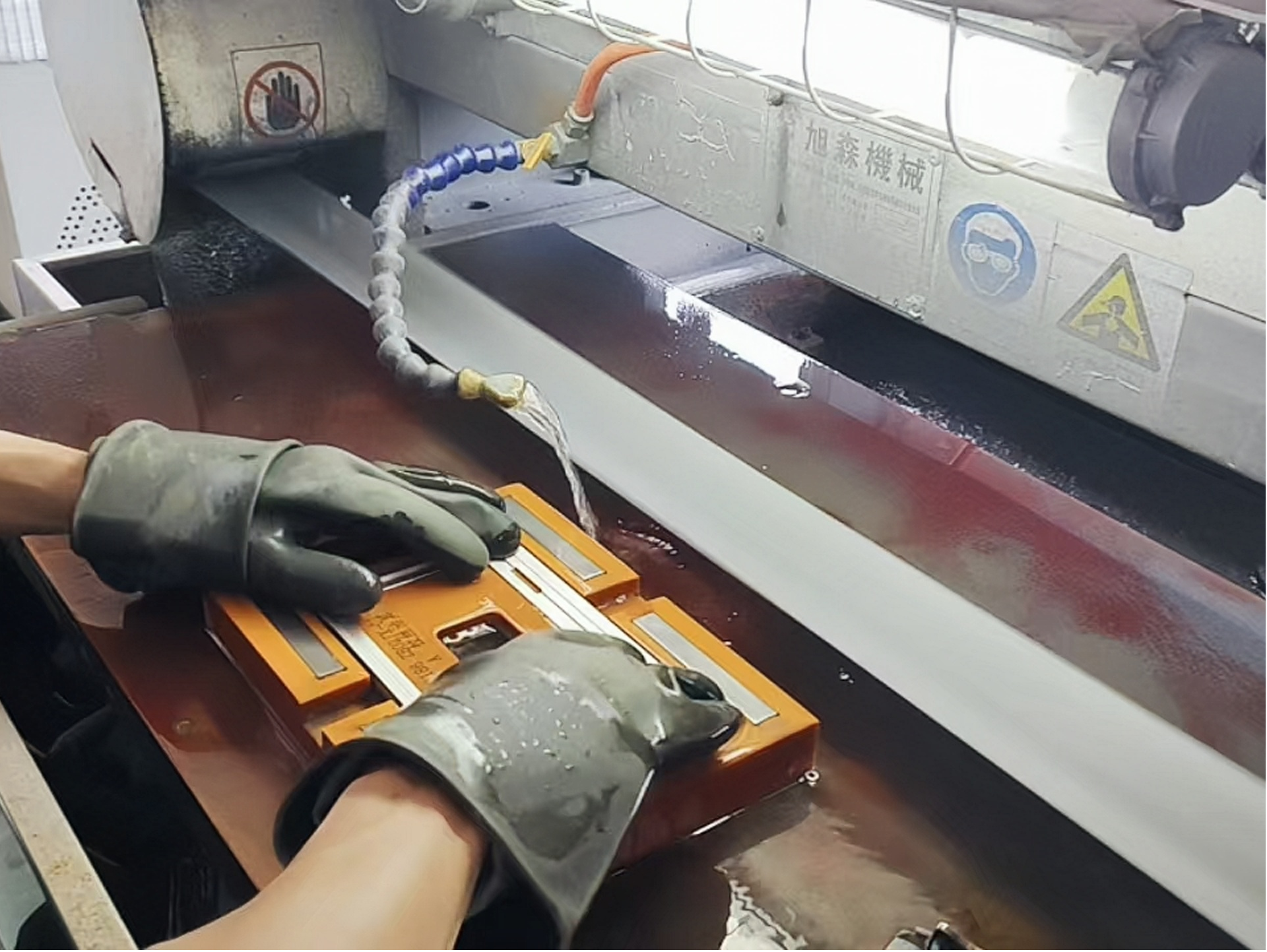 Rectificado superficial de productos de aluminio.
