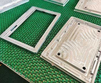 Productos procesados ​​mediante mecanizado CNC como perfiles de aluminio y acero inoxidable.