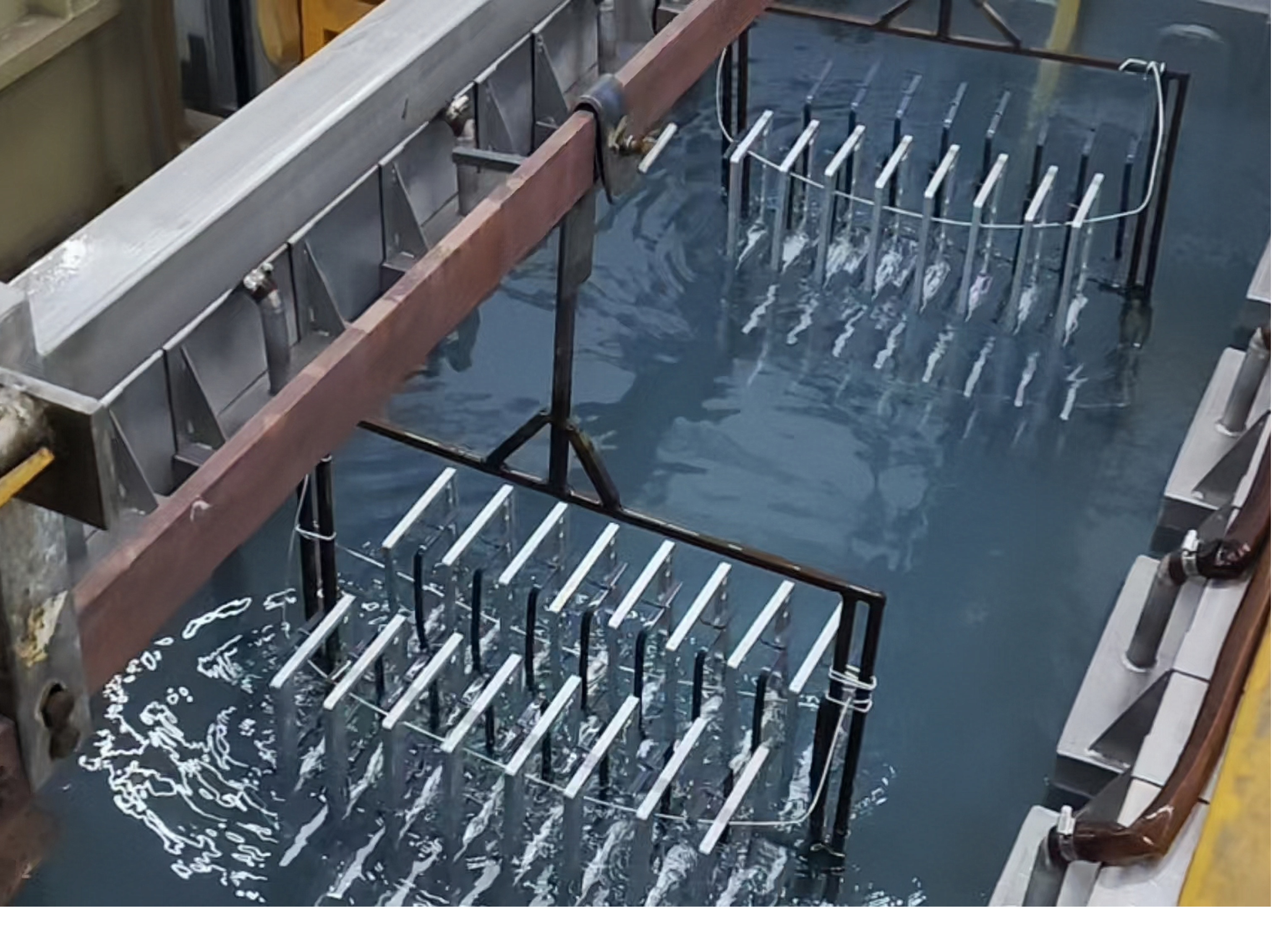 La anodización es un proceso de acondicionamiento utilizado para el tratamiento superficial de aleaciones de aluminio y su formación. El objetivo principal es mejorar la resistencia a la corrosión, la resistencia al desgaste y la estética del material. El proceso logra estos objetivos colocando una capa protectora estructural (Al2O₃) compacta y uniformemente gruesa sobre la superficie del aluminio.